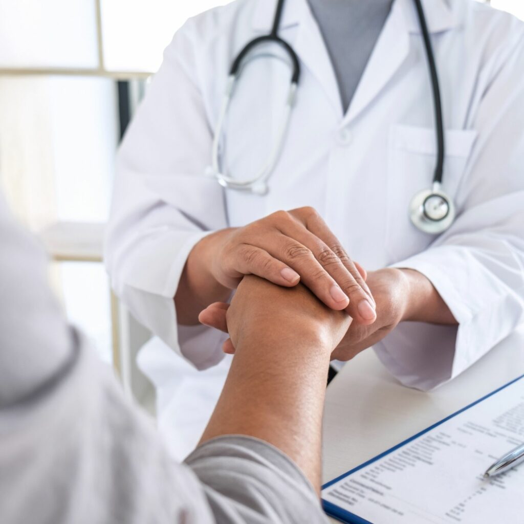 Medico durante un colloquio con un paziente in ambulatorio